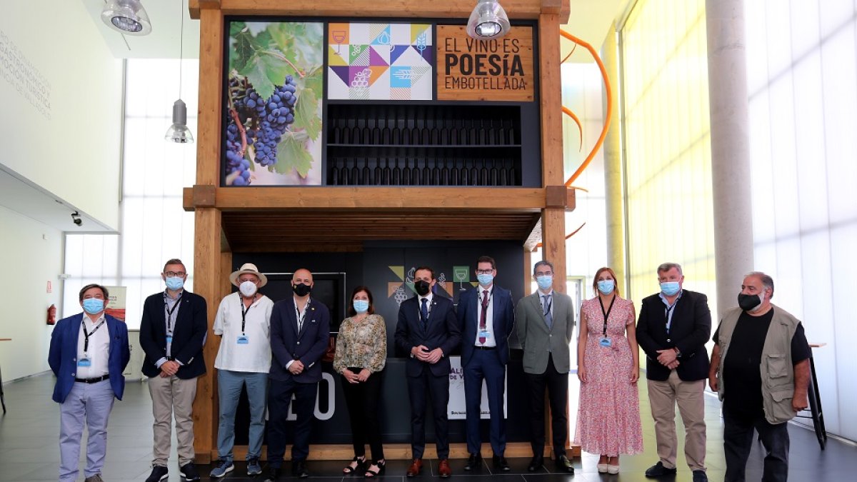 Foto de familia en el Curso del Vino organizado por la UEMC. - EM