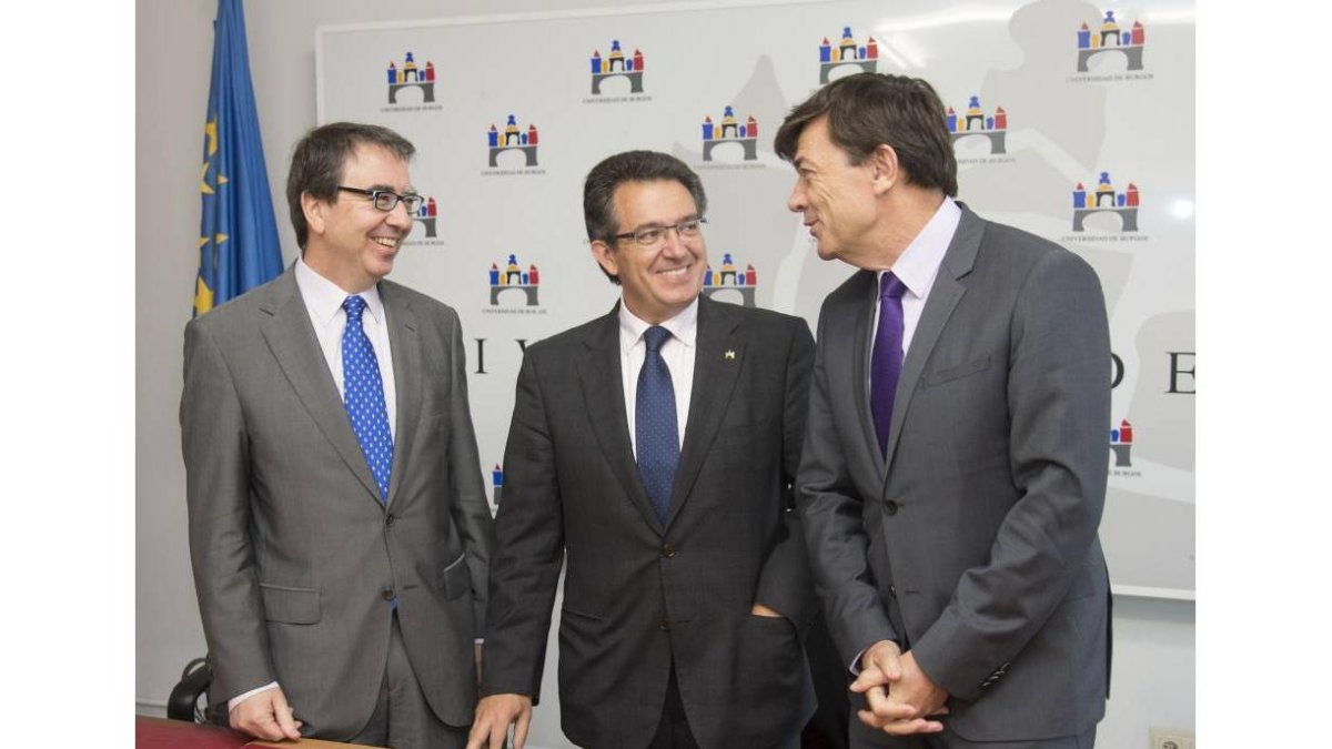 Los rectores de las universidades de Alcalá y Burgos, Fernando Galván Reula (I) y Alfonso Murillo Villar, con el rector de la Universidad Complutense de Madrid, Carlos Andradas Heranz (D).-ICAL