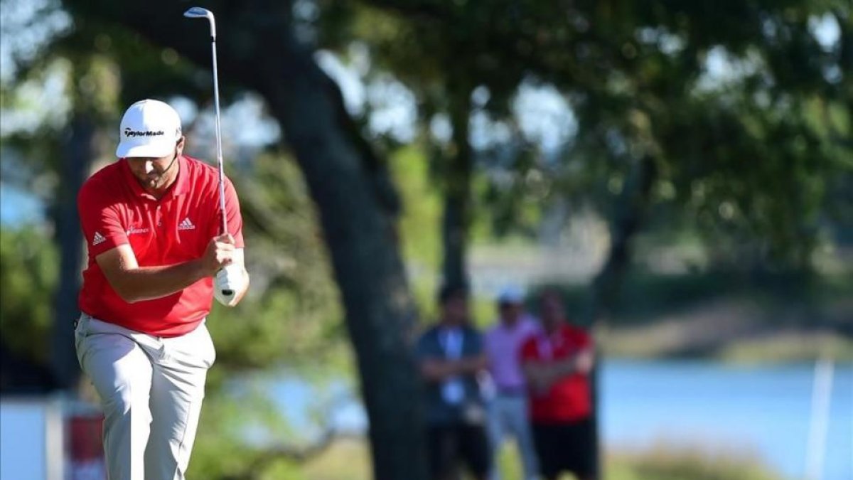 Jon Rahm se desespera tras un golpe de aproximació.-AP