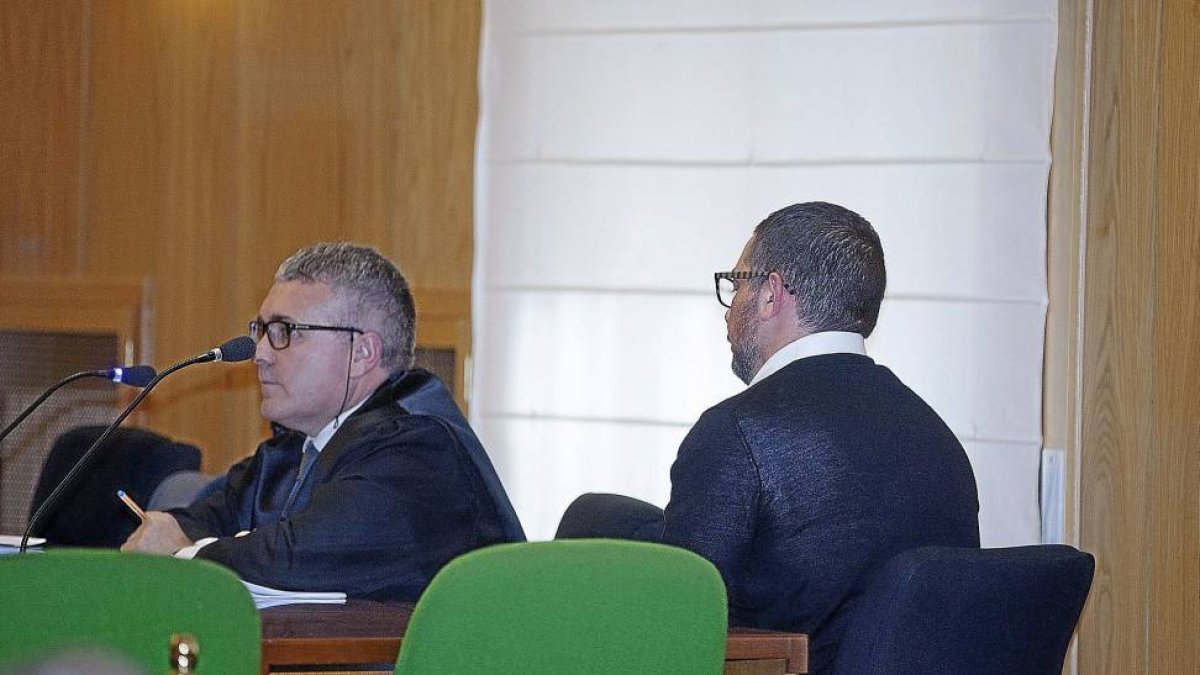 El letrado de la defensa, Santiago Díez, y su defendido, Juan Manuel E.P. en una de las sesiones del juicio.-José C. Castillo