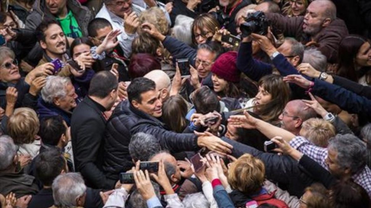 Pedro Sánchez, rodeado de simpatizantes, el pasado noviembre, en el acto de Xirivella.-MIGUEL LORENZO