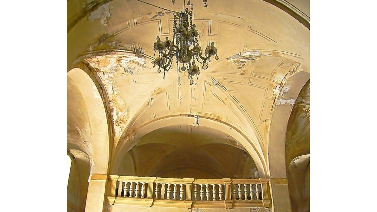 Vista frontal del coro semihundido y de los desprendimientos de la bóveda.-INFORME RESTAURACIÓN