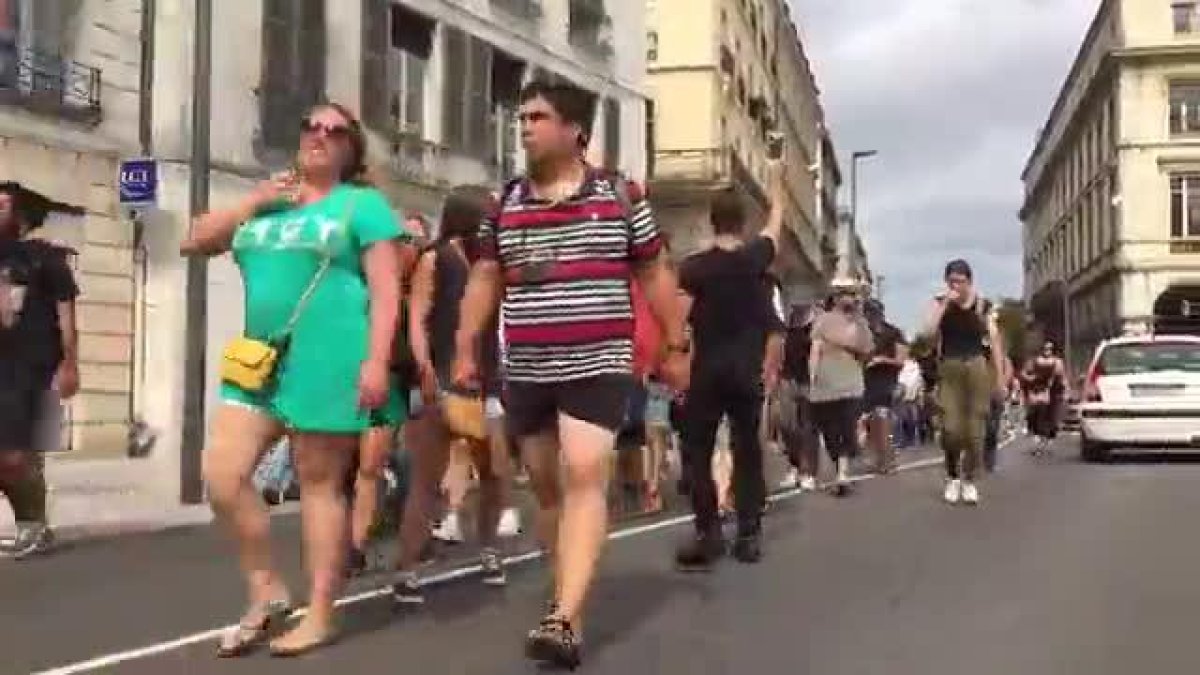 Distintos momentos de tensión y del despliegue de antidisturbios en Bayona, junto a Biarritz, por la celebración de la cumbre del G7.-M.F.P.