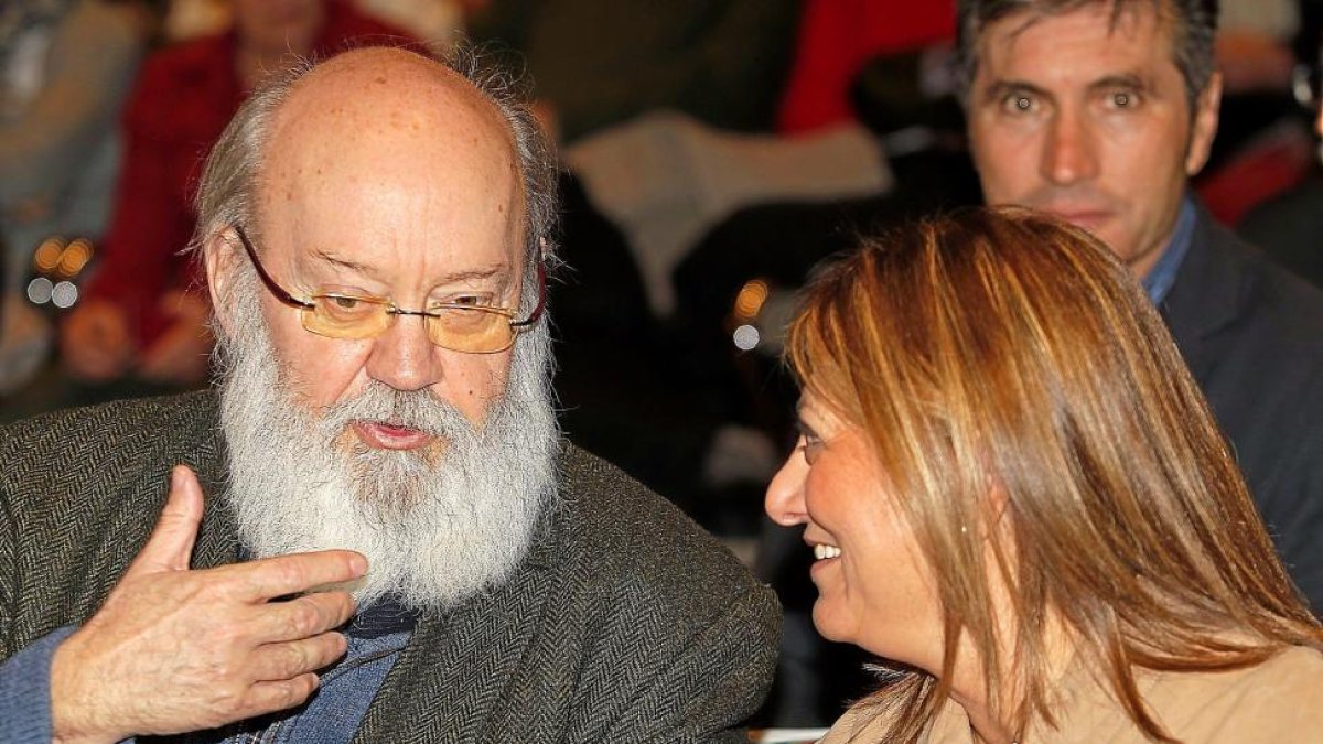 El director José Luis Cuerda y la alcaldesa de Medina, Teresa López, durante la presentación del festival en Madrid.-ICAL