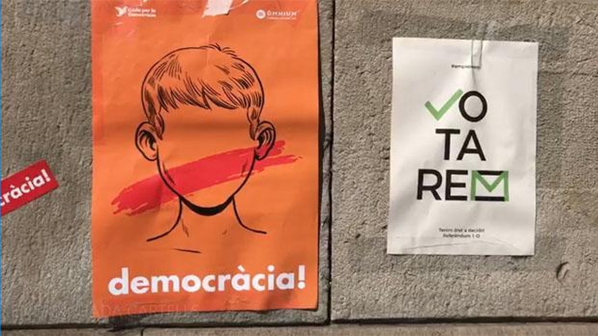 Pegada de carteles en Barcelona a favor del referéndum.-XAVIER JUBIERRE
