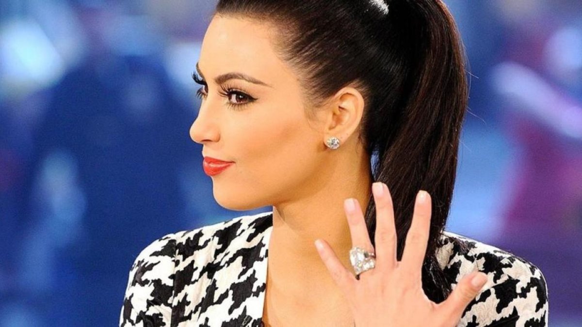 Kim Kardashian y su anillo de compromiso robado.-