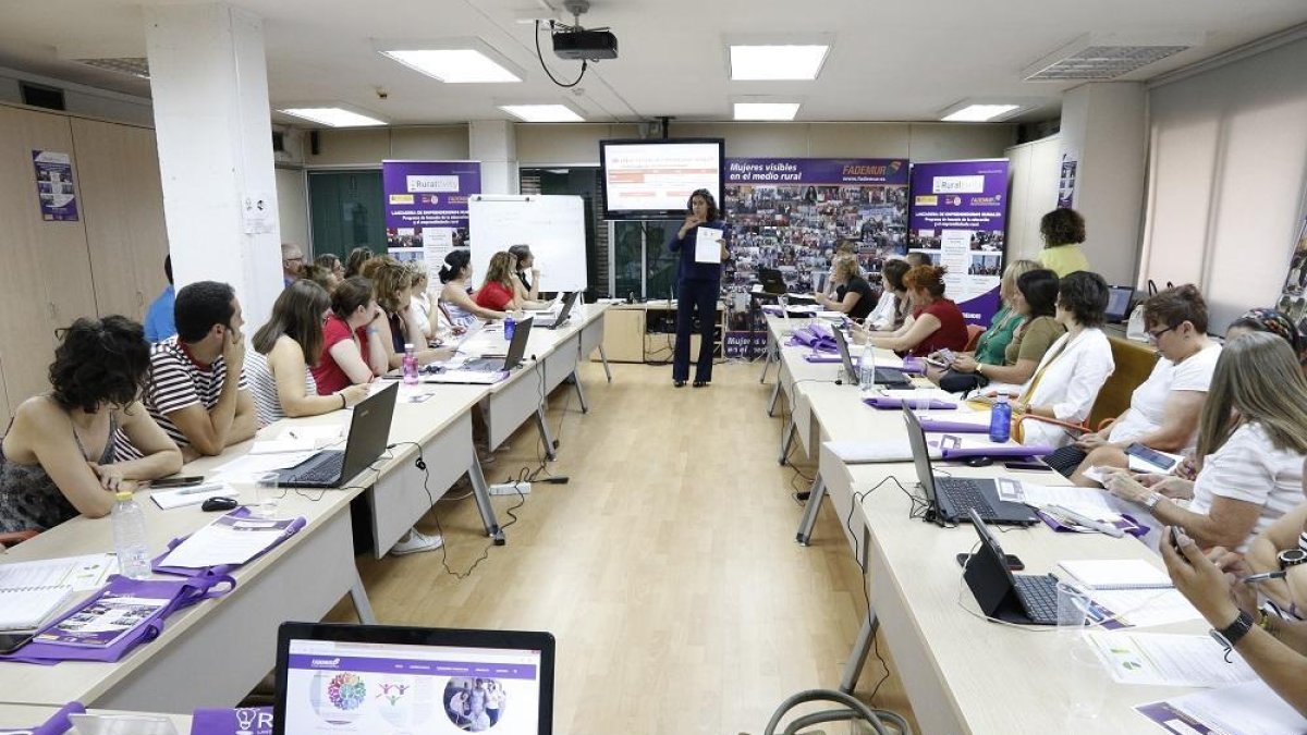 Las tres mujeres participaron en el encuentro formativo de Ruraltivity.-FADEMUR