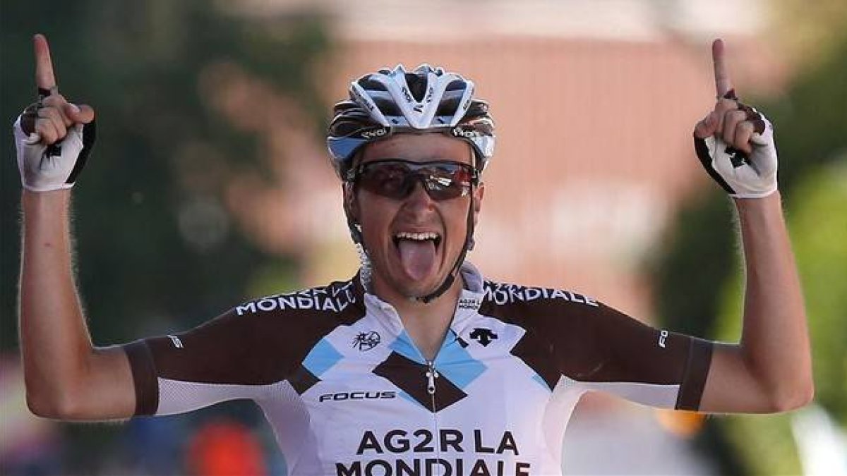 El ciclista francés Alexis Gougeard gana la 19ª etapa de la Vuelta, con final en Ávila.-EFE / JAVIER LIZÓN