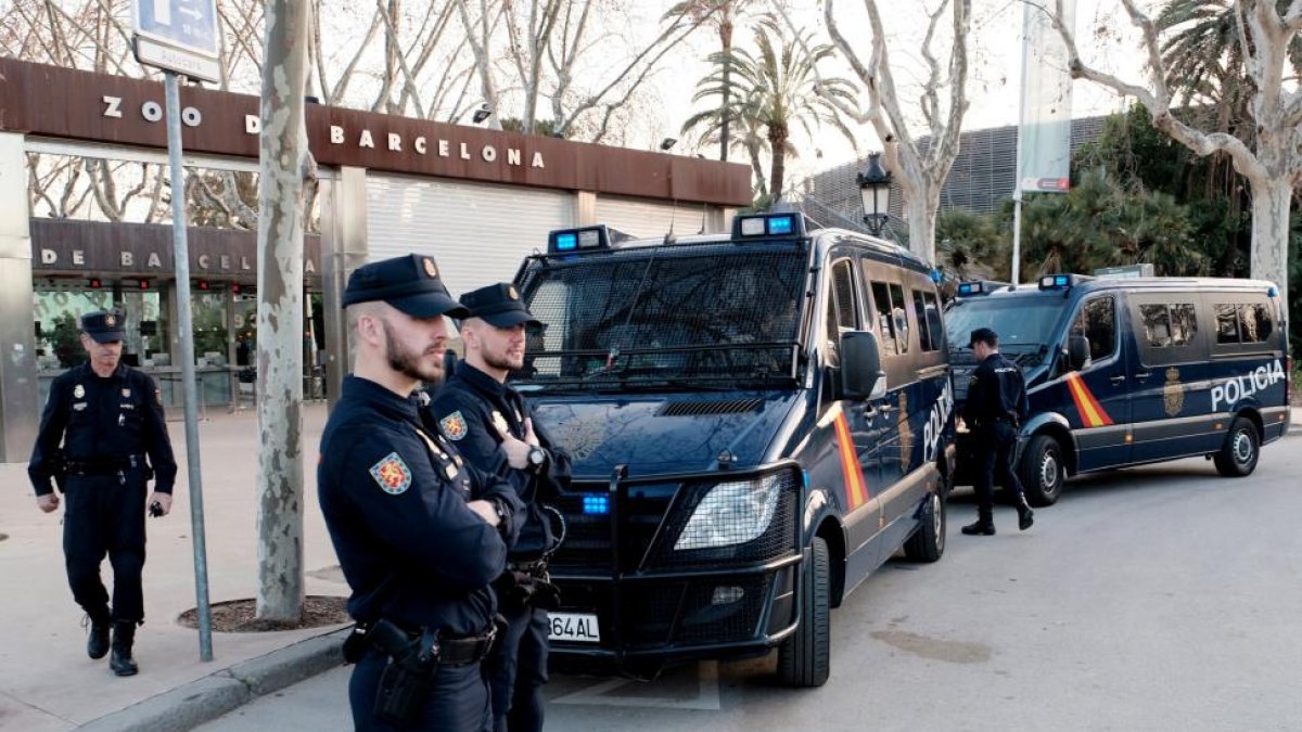 Policías Nacionales en Barcelona.-JORDI  SOTERAS