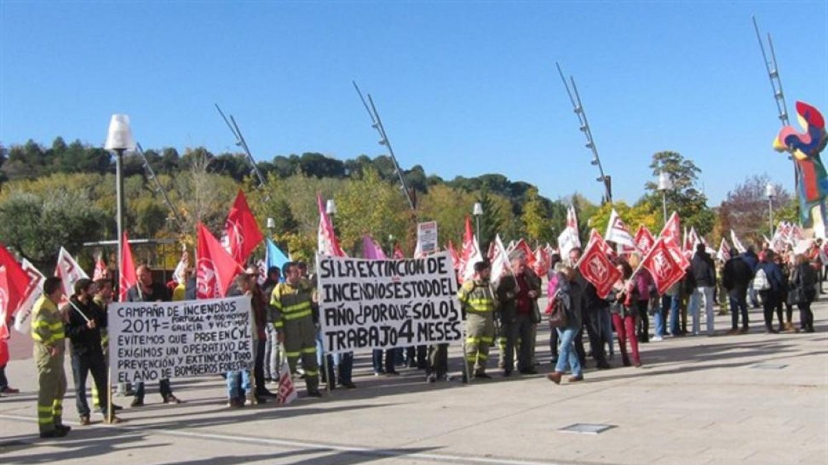 Concentración ante las Cortes.-EUROPA PRESS