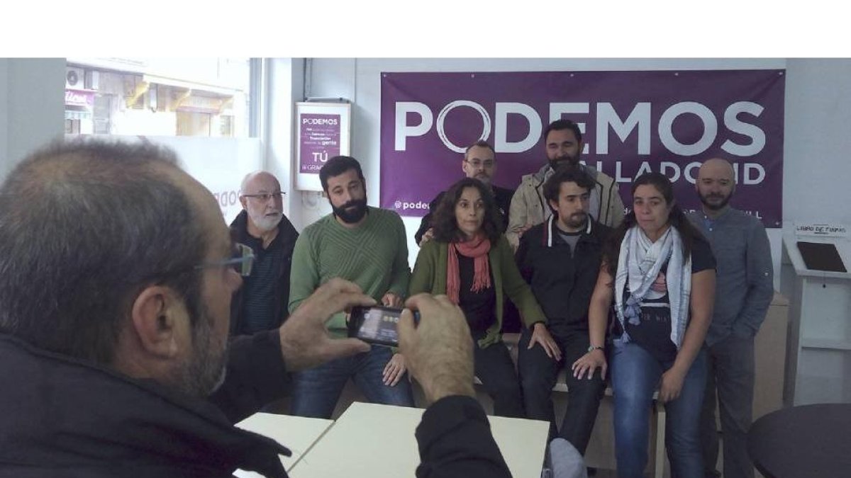 E.N.G-El líder de Podemos en Valladolid, Daniel García (2d), con compañeros de la directiva municipal.
