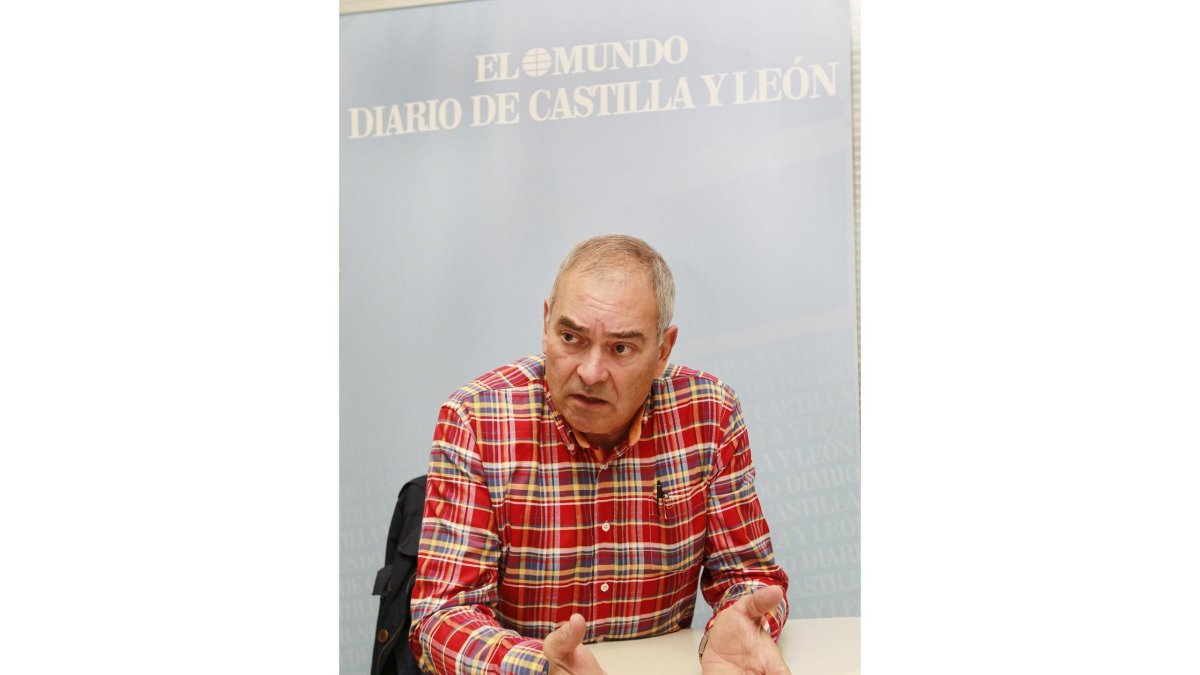 Evelio Angulo, en un momento de la entrevista.-J. M. LOSTAU