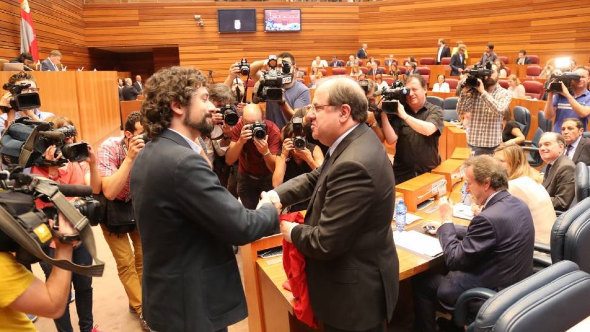 Debate de investidura del candidato a la Junta de Castilla y León con las intervenciones de Juan Vicente Herrera. En la imagen el portavoz del Grupo Mixto, José Sarrión, le entrega una camiseta de los trabajadores de Itevelesa que protestan a las puertas -Ical