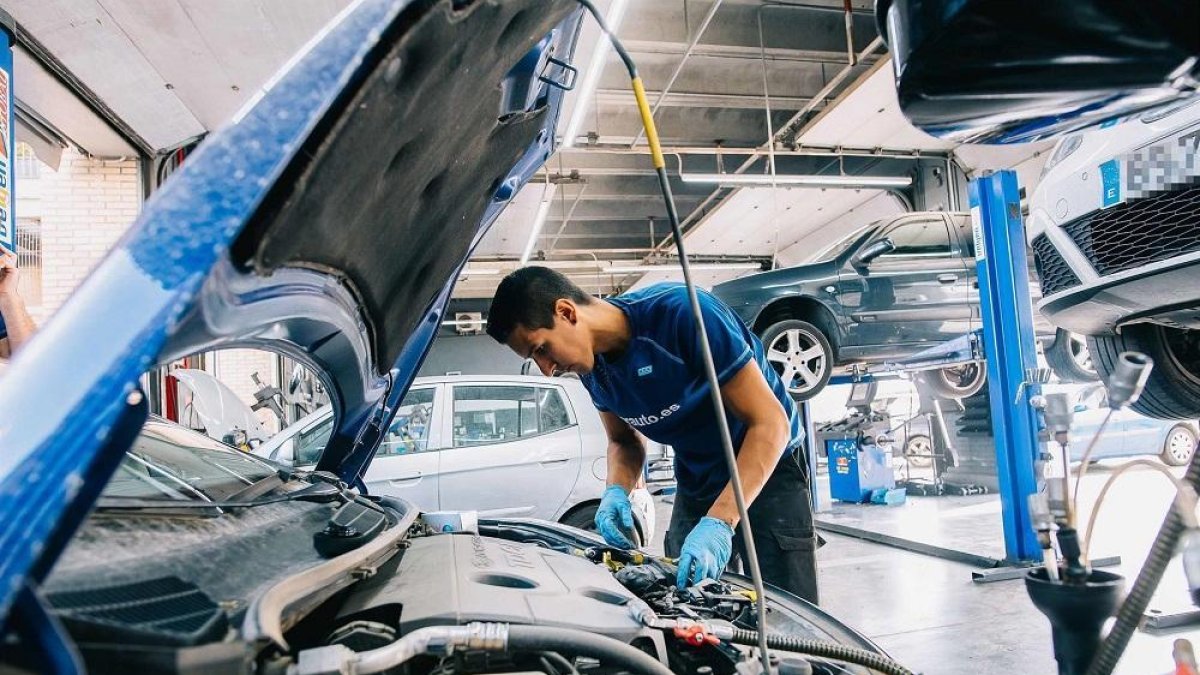 Coche en un taller durante una revisión por un mecánico.-NORAUTO - Archivo