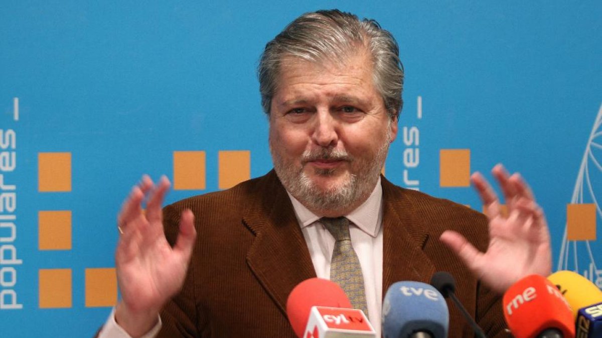 El ministro de Educación, Cultura y Deporte, y cabeza de lista para el Congreso por Palencia, Íñigo Méndez de Vigo en la sede del PP palentino-Ical