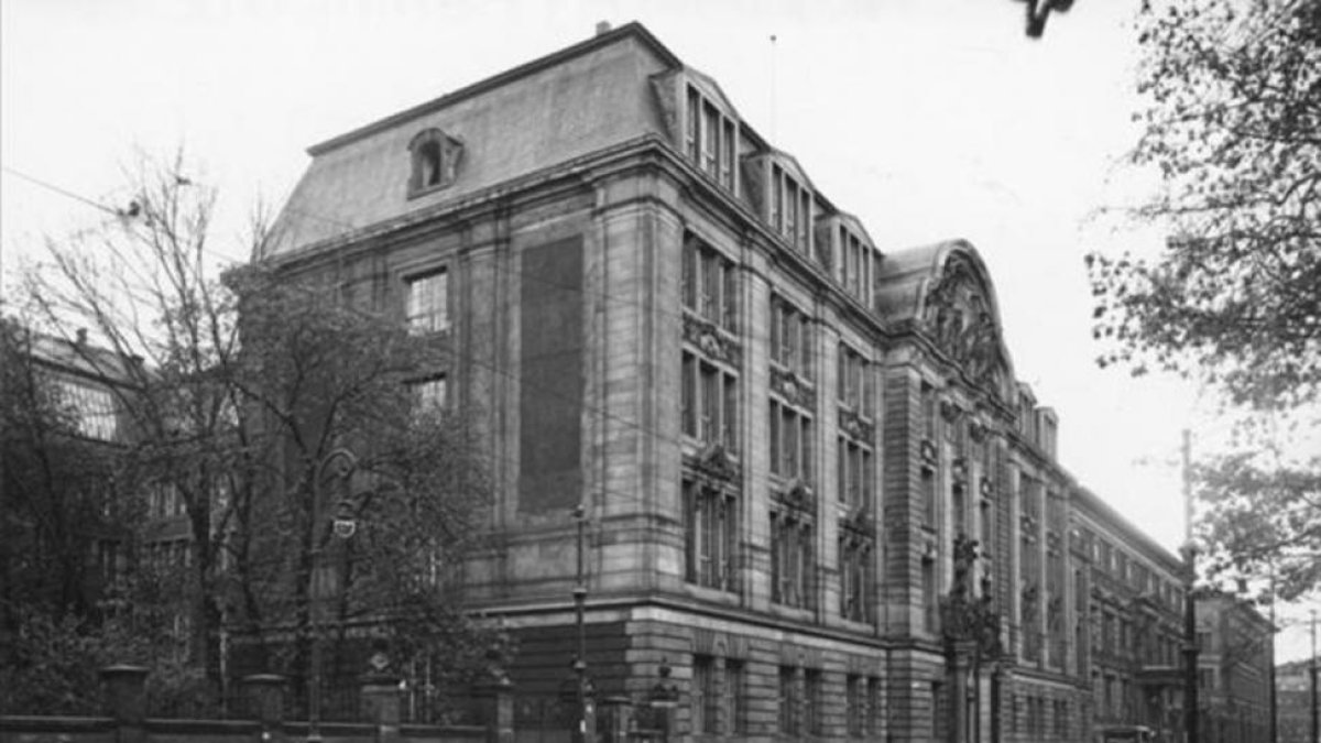 Imagen de la sede central de la Gestapo en el numero 8 de la Prinz Albrecht Strasse de Berlin, destruida en los bombardeos 1945, del libro de Frank McDonough.-