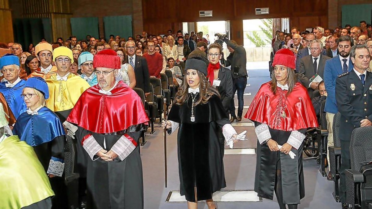 El consejero de Educación, Fernando Rey, y la rectora de la UEMC, Imelda Rodríguez.-J.M. LOSTAU
