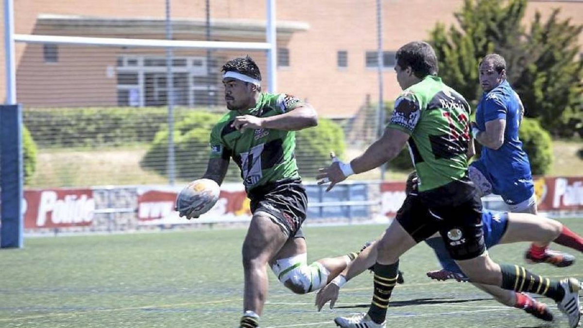 El samoano Mua Sala, a punto de lograr un ensayo la pasada temporada con la camiseta del Gernika.-El Mundo