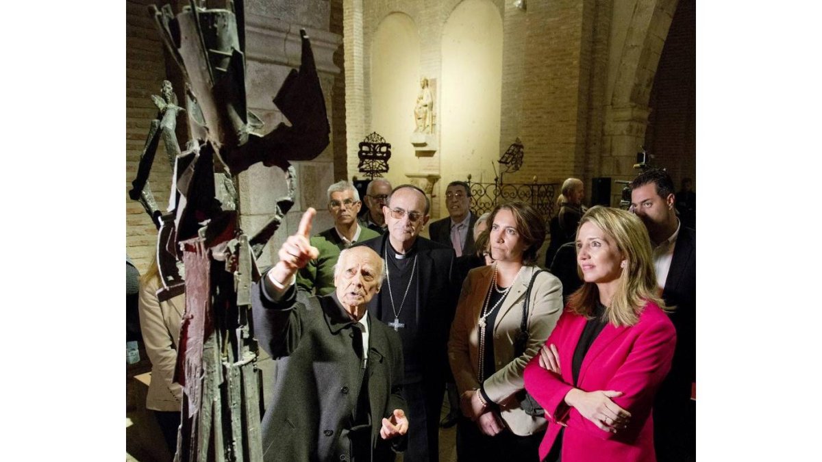 La presidenta de las Cortes regionales, Josefa García Cirac, y la consejera de Cultura y Turismo, Alicia García, asisten a la inauguración de la exposición de las esculturas de Venancio Blanco-Ical