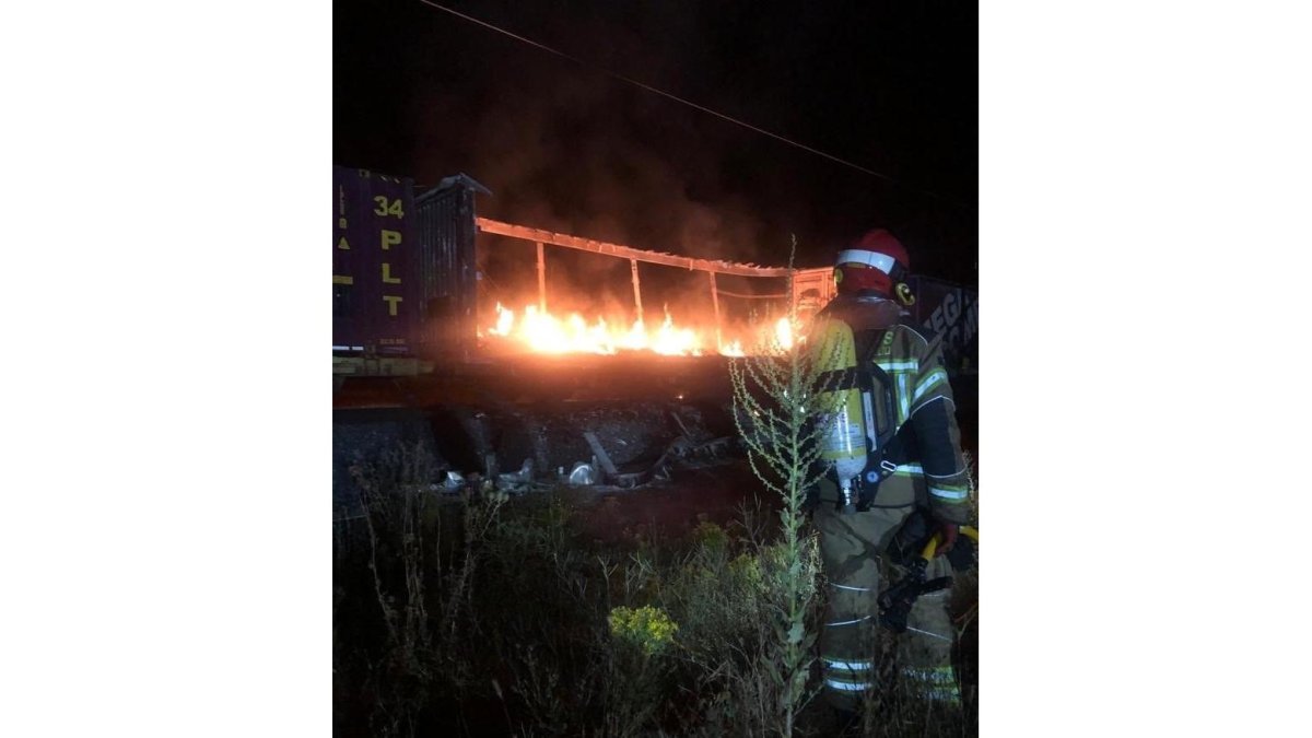 Vagón del tren de mercancías calcinado. - BOMBEROS VALLADOLID