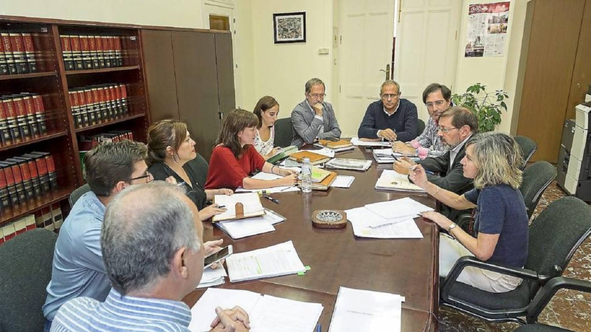 El concejal Antonio Gato, de espaldas, preside la primera reunión de la comisión para cambiar el Reglamento.-M.Á. Santos