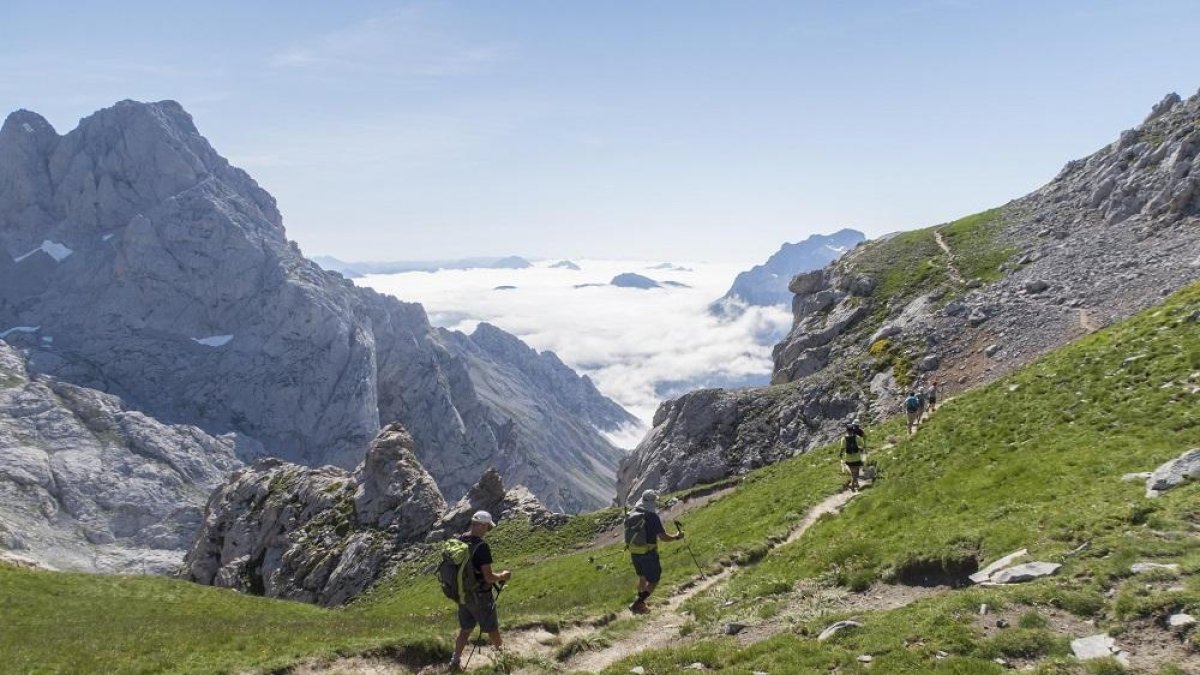 Un grupo de personas camina a Collado Jermoso en la vertiente leonesa del Parque Nacional Picos de Europa.-ICAL