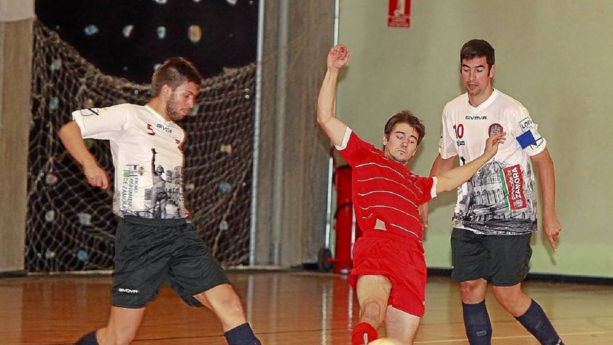El jugador del Universitario Miguel intercepta el pase del Zamora FS.-J. M. Lostau