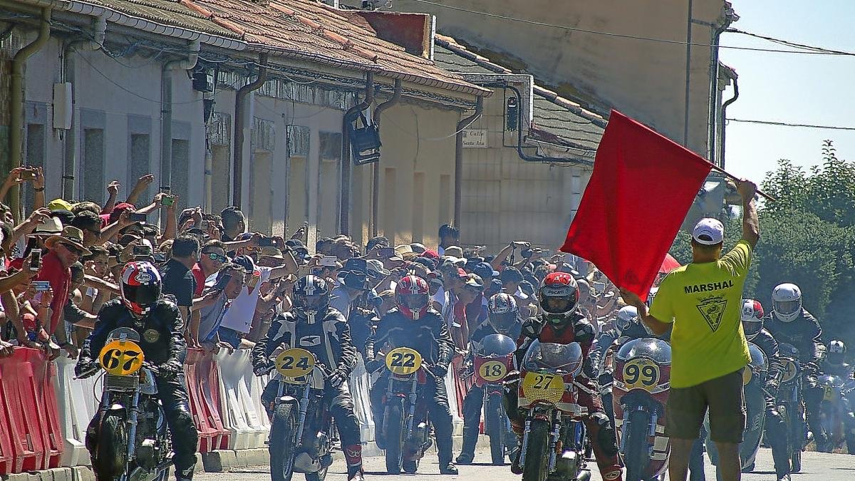 Momento de la salida del Gran Premio de La Bañeza disputado el año pasado de la carrera Clásica 2T.-ICAL