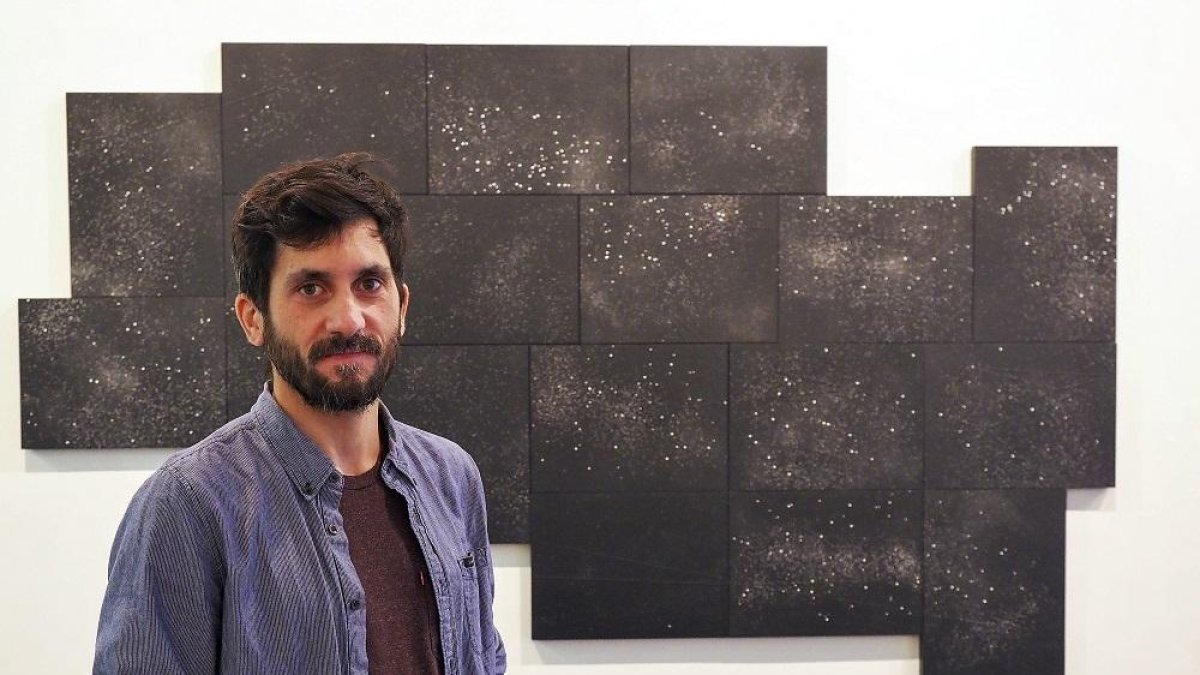 Salim Malla posa junto a una de sus últimas obras en la Galería Javier Silva.-MIGUEL ÁNGEL SANTOS / PHOTOGENIC