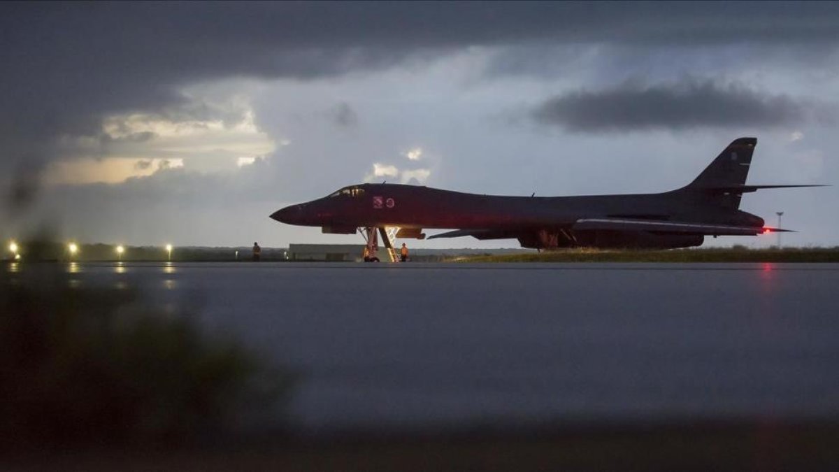 Un bombardero de EEUU se prepara para despegar de la base de Andersen, en la isla de Guam, el 23 de septiembre.-AP