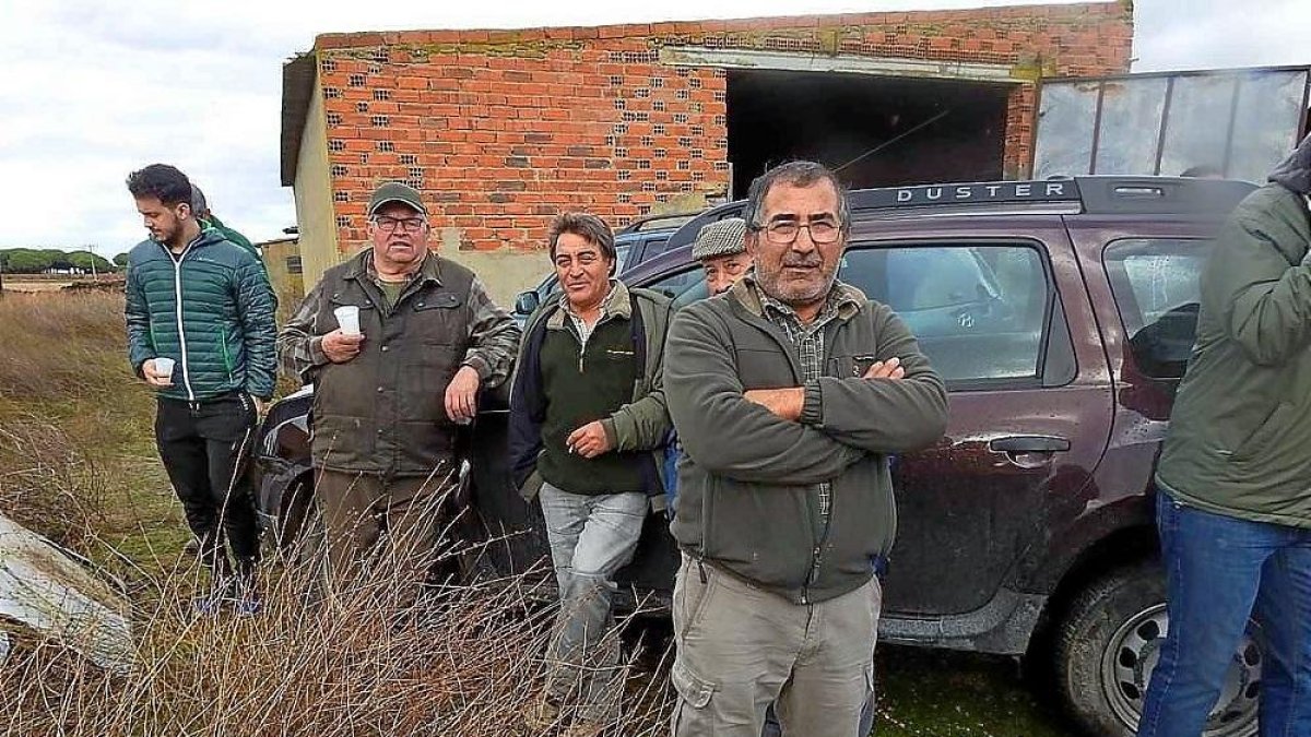 En la foto, Gregorio Sandonís, el hombre que encontró la liebre con mixomatosis, junto a otros cazadores.-E. M.