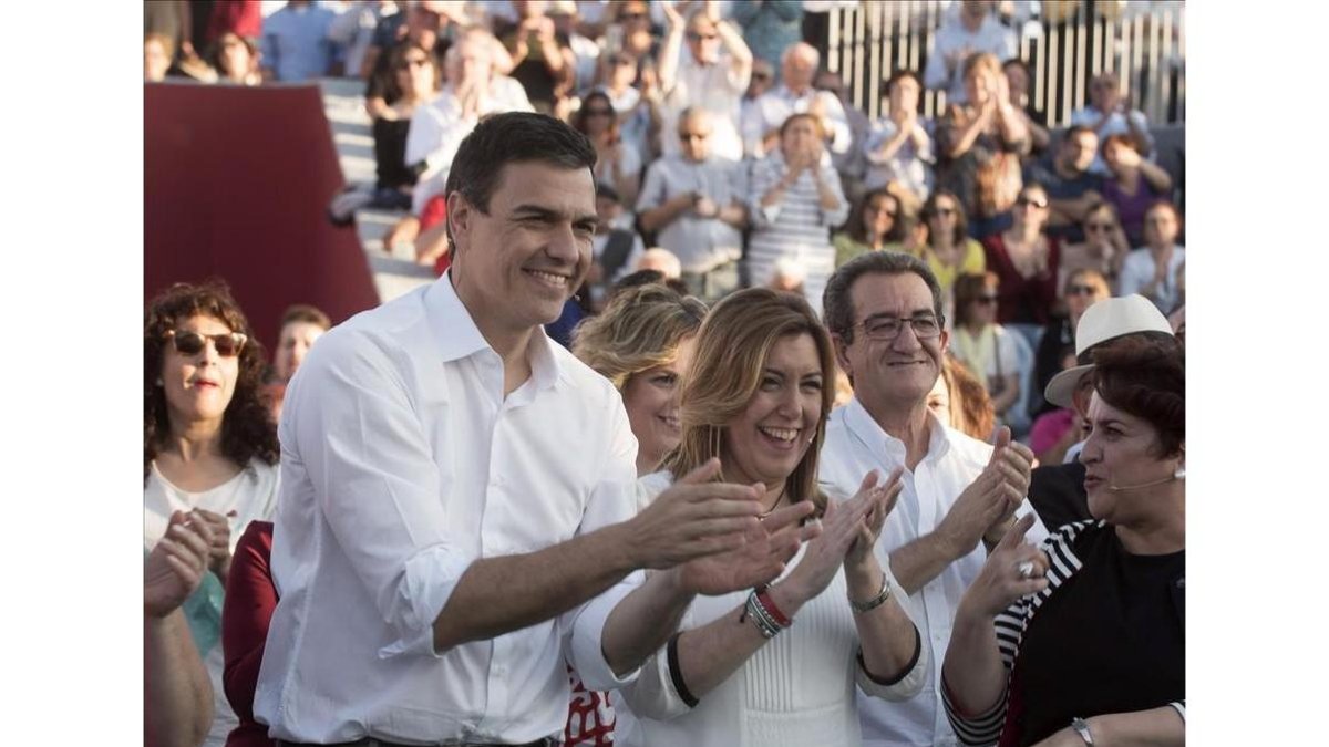 El secretario general del PSOE, Pedro Sánchez,  junto a la presidenta de Andalucía, Susana Díaz, en un acto preelectoral este lunes en Andalucía.-MIGUEL ÁNGEL MOLINA / EFE