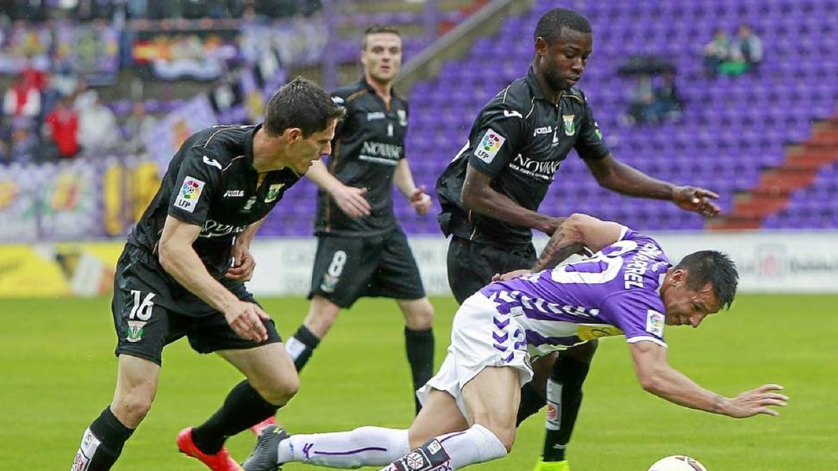 Hernán Pérez cae derribado por Diamanka ante la mirada de César (16) y Eraso (8)-J. M. Lostau