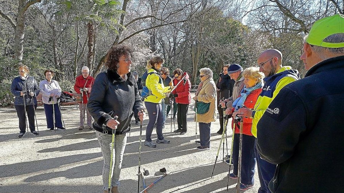 Un grupo de mayores practicando marcha nórdica.-E. M.