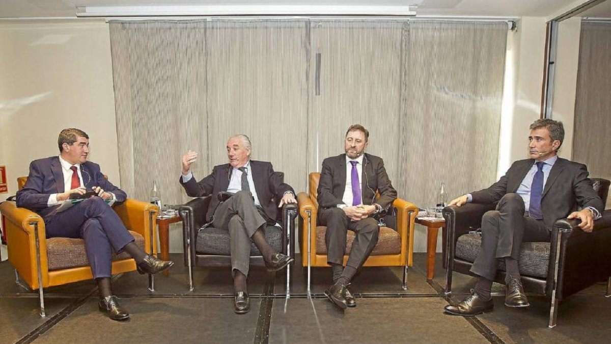 Pablo R, Lago, director de EL MUNDO DE CASTILLA Y LEÓN, Javier Carbajo, Tomás Castro y Alberto Pérez, durante el Club de Prensa-J.M.Lostau