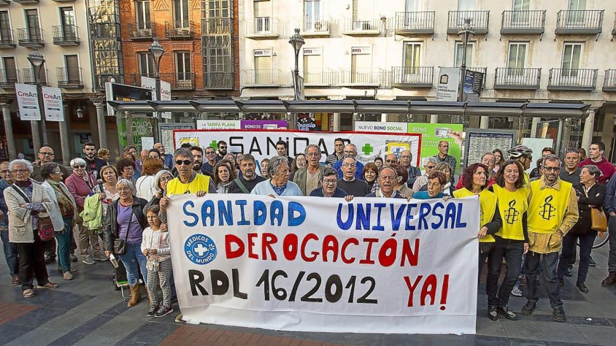 Participantes en la concentación por la sanidad pública universal en la plaza de Fuente Dorada (Valladolid).-T. SANCHO (PHOTOGENIC)
