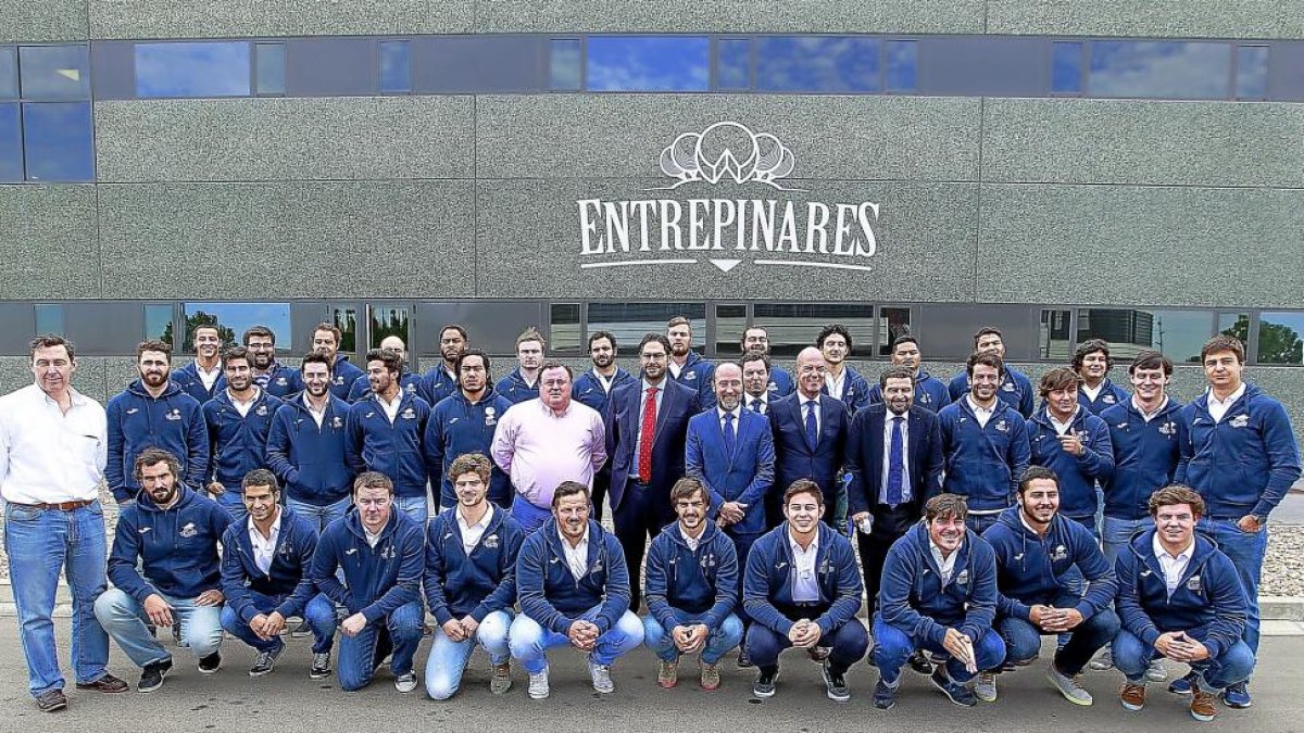 Jugadores, técnicos y directivos posan junto al patrocinador principal en Queserías Entrepinares.-J. M. LOSTAU