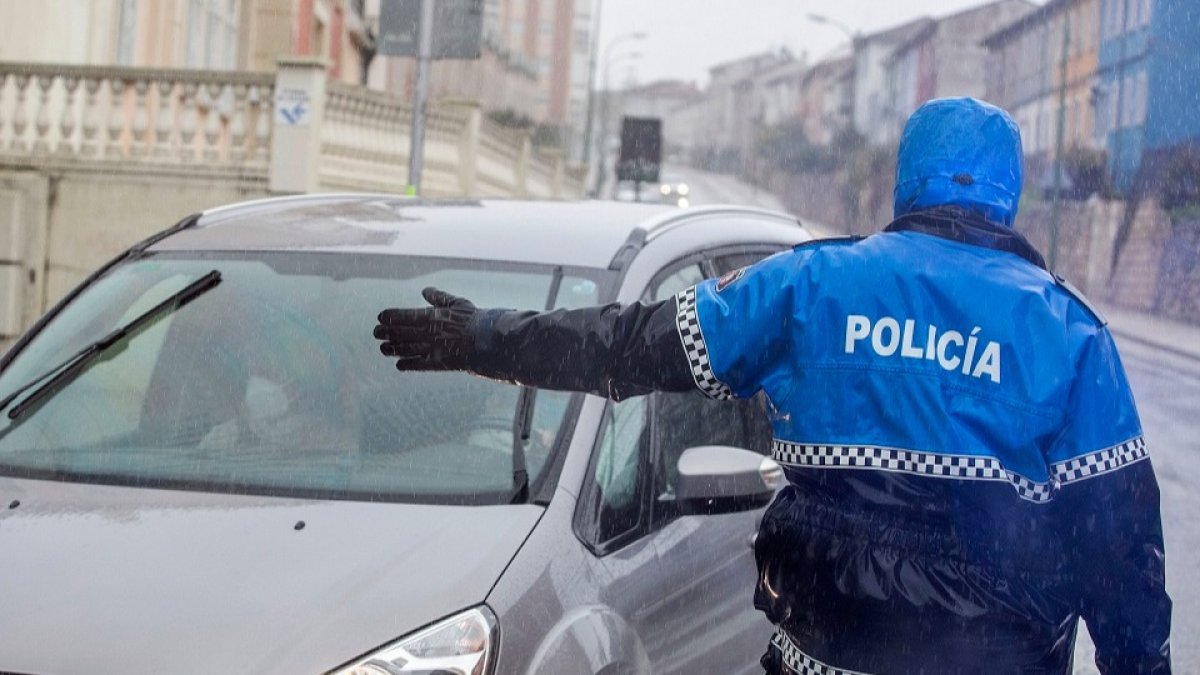 Controles policiales ante el confinamiento perimetral. Imagen de archivo / ICAL