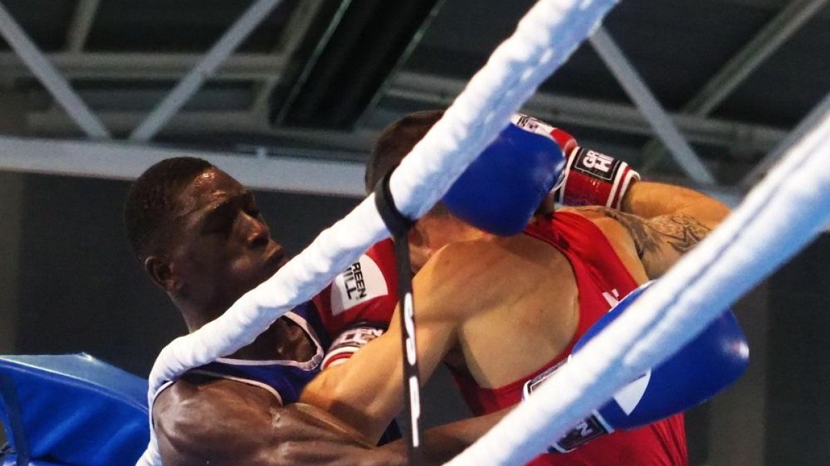 El capitán del combinado español, Youba Sissokho, de azul, ayer en su combate ante Vasilli Belous.-MARIANO GONZÁLEZ