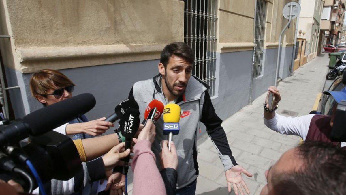El jugador del Eldense, Guille Smitarello, a la salida de comisaría.-MANUEL LORENZO / EFE