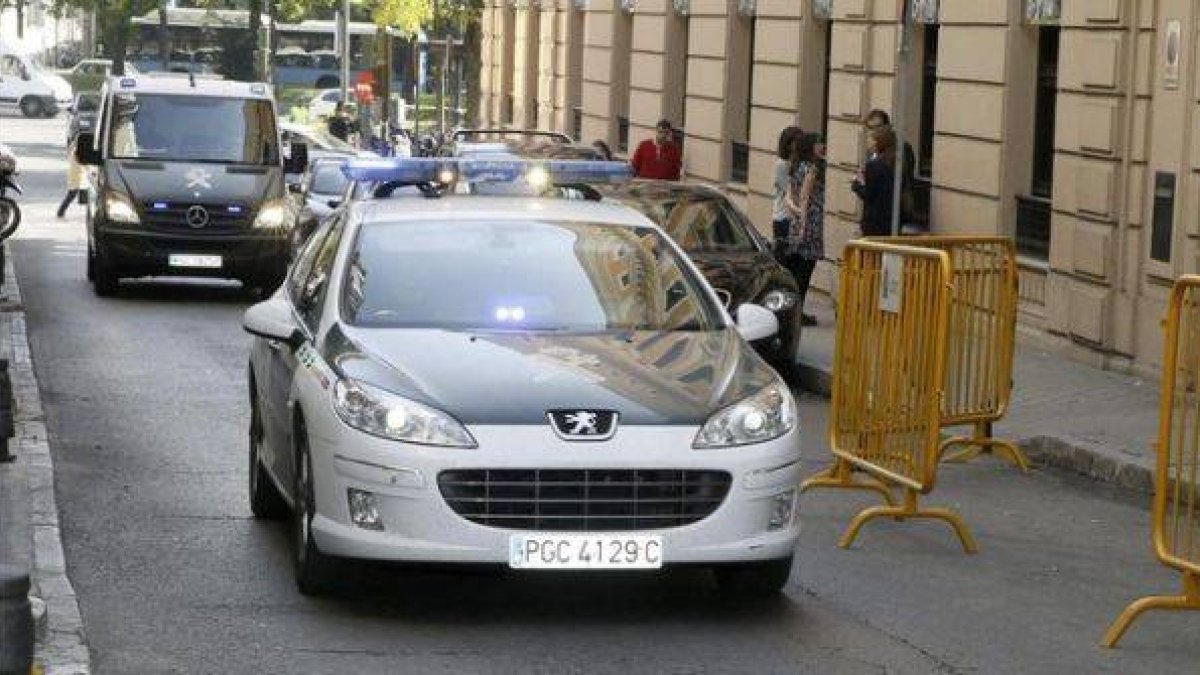 Una furgoneta de la Guardia Civil llega a la Audiencia Nacional, este miércoles.-Foto: EFE / FERNANDO ALVARADO
