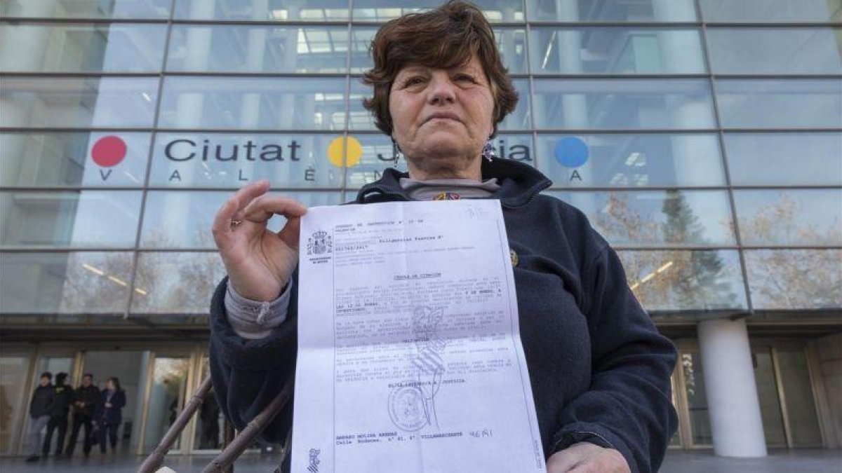 Amparo, la iaiaflauta valenciana investigada, muestra la citación antes de entrar a declarar.-MIGUEL LORENZO