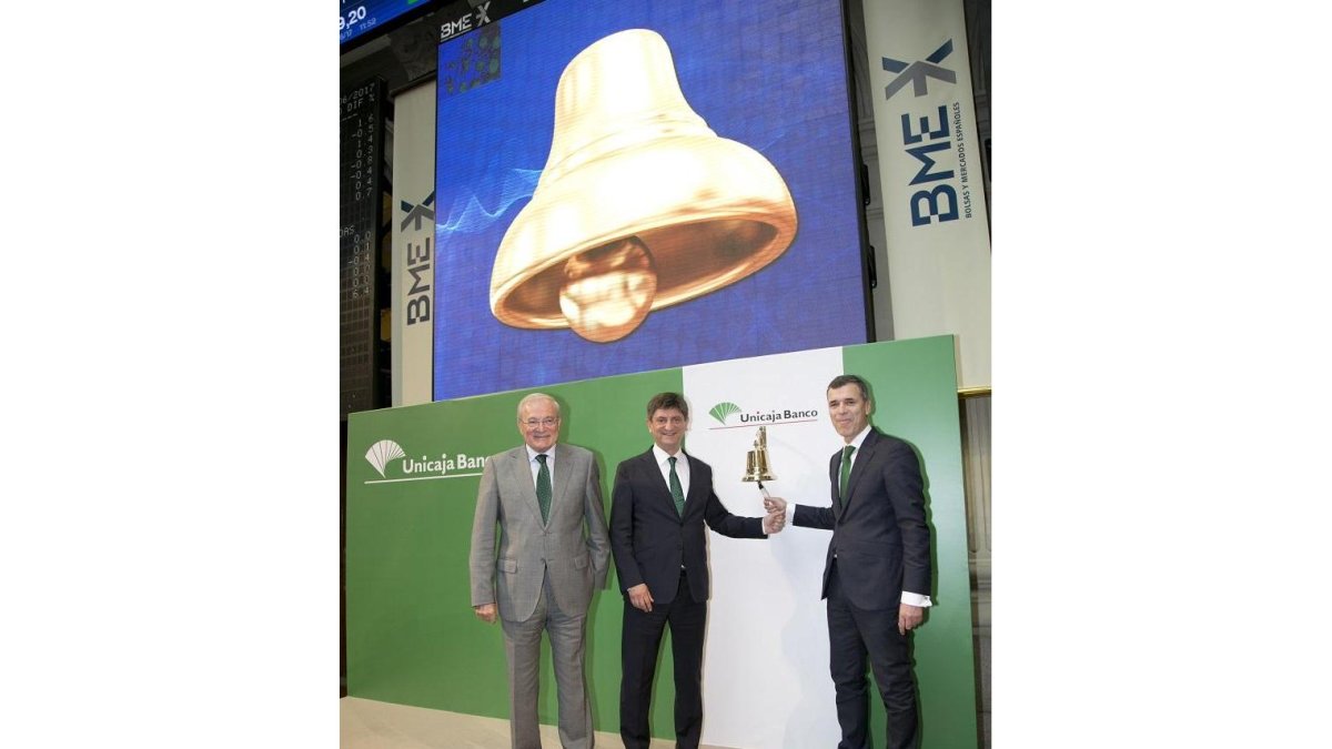 El presidente de la entidad, Manuel Azuaga, el consejero delegado, Enrique Sánchez del Villar, y el director general de Finanzas (CFO), Pablo González, debut de Unicaja en Bolsa.-ICAL