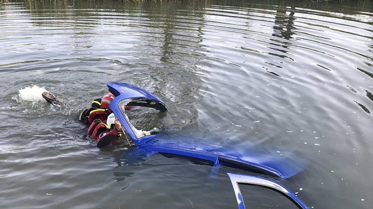 Coche sumergido en el canal de Castilla-BOMBEROS