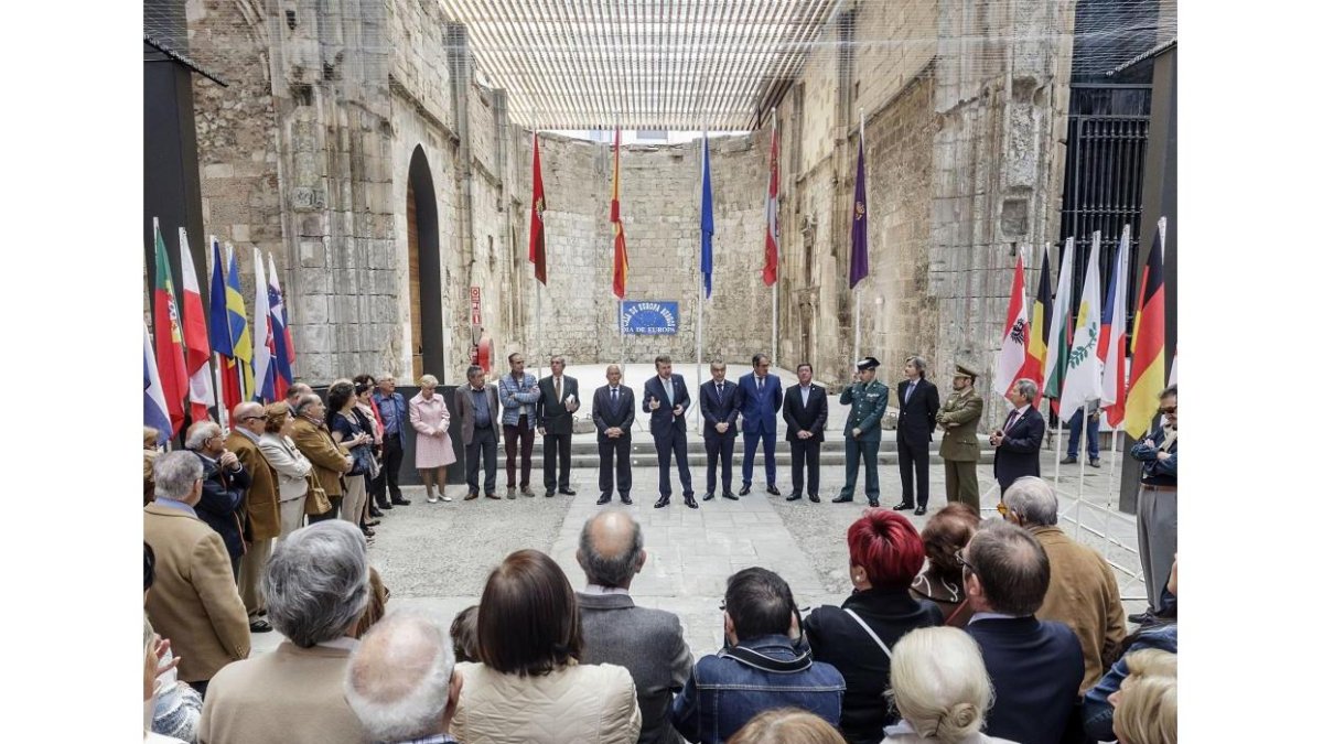 El acto de izado de las banderas europeas tuvo lugar ayer en el Monasterio de San Juan.-RAÚL OCHOA