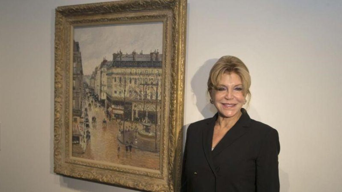 Carmen Thyssen, junto al cuadro de Camile Pissarro 'Rue Saint-Honoré por la tarde. Efecto de lluvia.-EFE / ALEJANDRO GARCIA