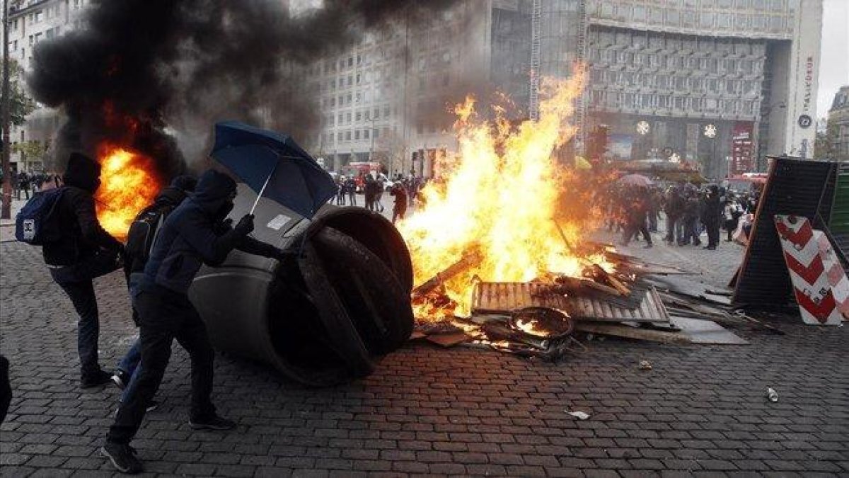 Protesta este sábado en el primer aniversario de los ’chalecos amarillos’ en la plaza Italia, en París.-EFE / YOAN VALAT