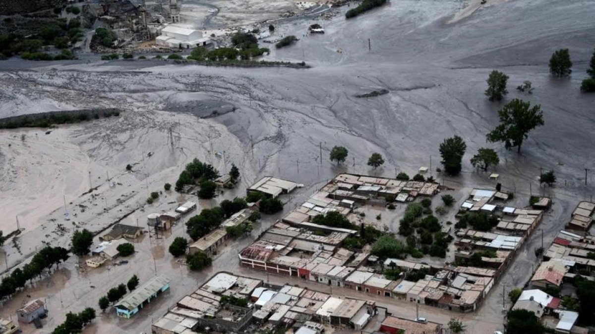 Las lluvias intensas en Salta (Argentina) han obligado a suspender la etapa de hoy del Dakar.-AP / FRABCK FIFE