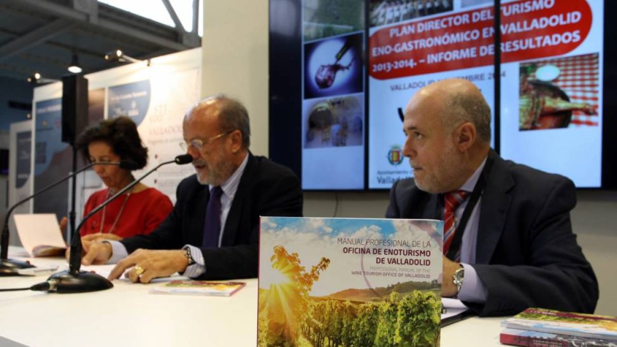 El alcalde de Valladolid, Francisco Javier León de la Riva, presenta el Informe de resultados del 'Plan director de enogastronomía de Valladolid 2013-2014', junto al redactor del Plan, Luis Herrero, y la concejala de Turismo, Mercedes Cantalapiedra-Ical