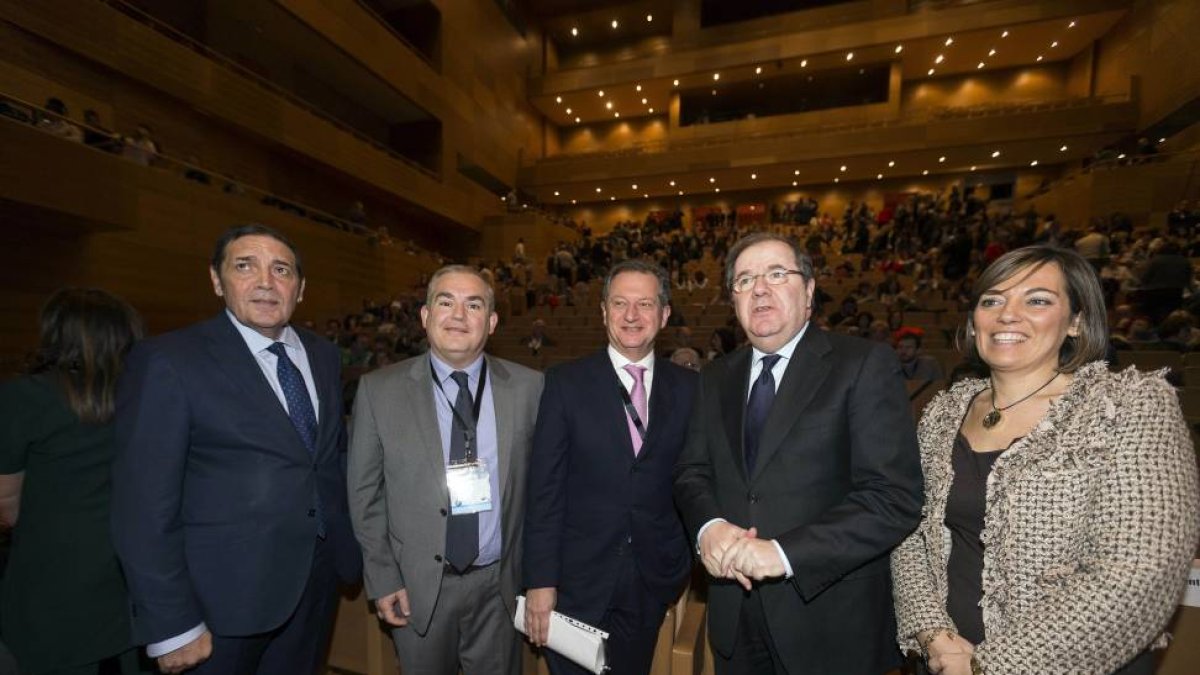 El presidente de la Junta, Juan Vicente Herrera (2d) junto a Antonio María Sáez Aguado (i), consejero de Sanidad, Milagros Marcos (d), consejera de Familia y los organizadores del VII Congreso Nacional de Atención Sanitaria al Paciente Crónico-Ical